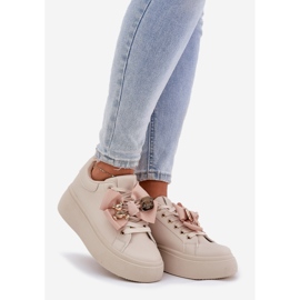 Frauen -Sneaker mit einem Bug und einer Brosche mit einem beige Teddybär 1