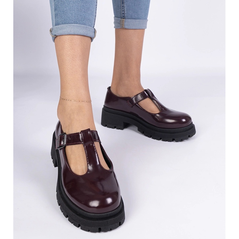 Burgunderschuhe auf einer Eco -Leder -Plattform rot 1