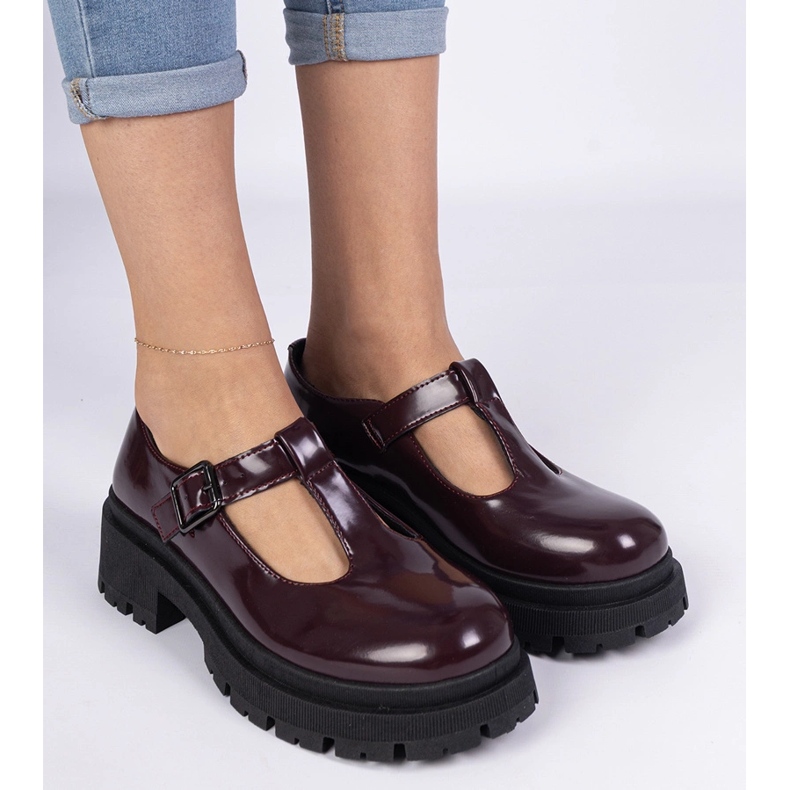 Burgunderschuhe auf einer Eco -Leder -Plattform rot 2