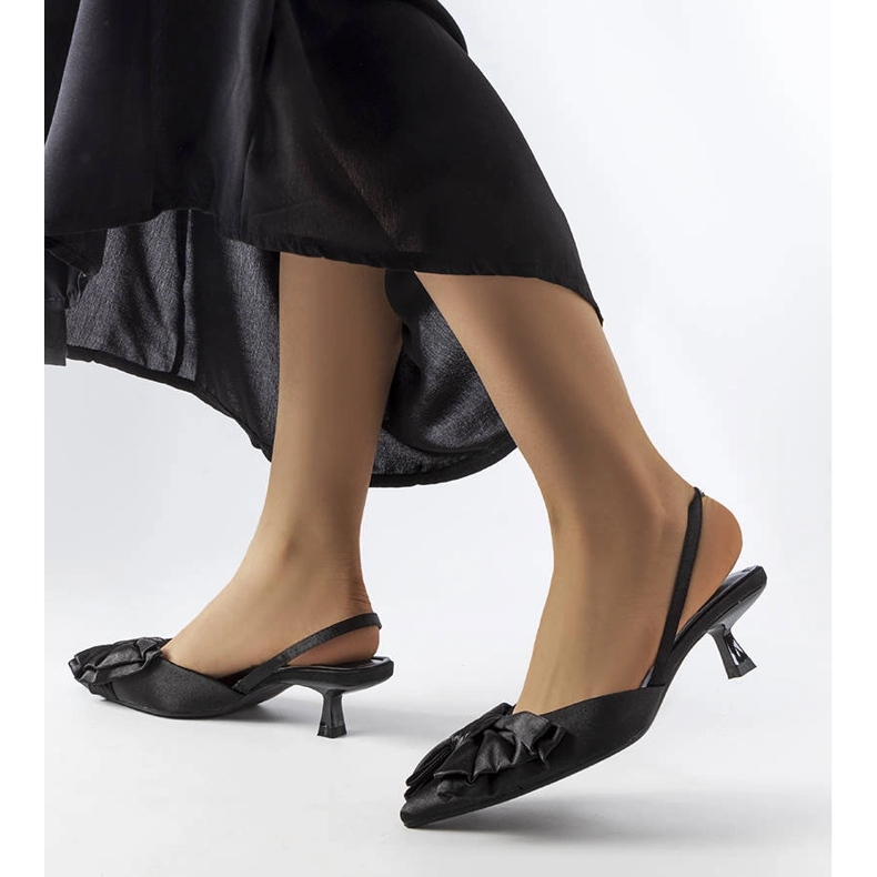 Schwarze High Heels mit einem Bogen 1