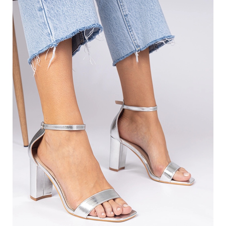 Silbersandalen auf einem hohen Pfosten silber- 1