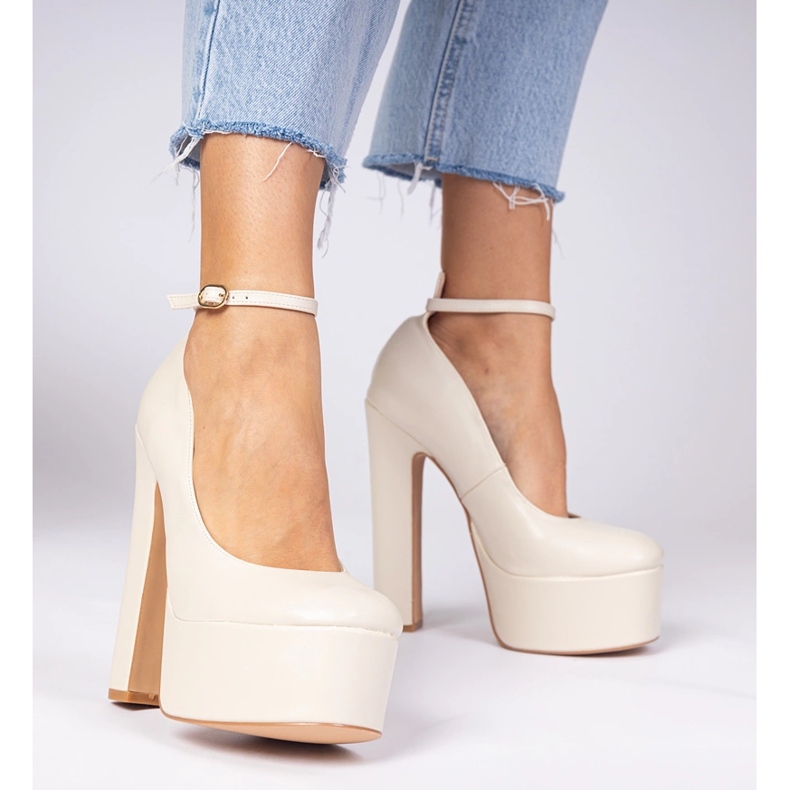 Beige Pumps mit hohem Absatz 1