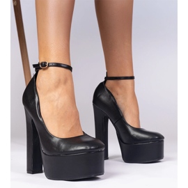 Schwarze Pumps auf hohem Pfosten 1