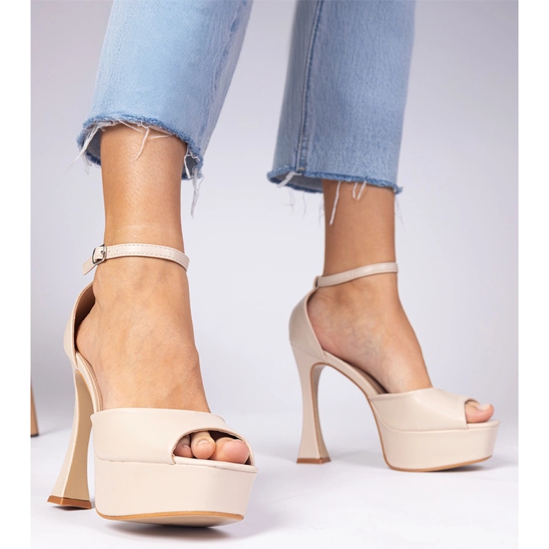 Beigefarbene Sandalen mit hohen Absätzen 2