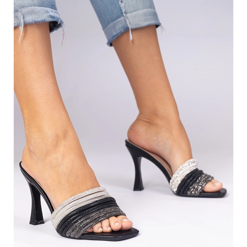 Schwarze elegante Absätze mit Zirkonen dekoriert 2