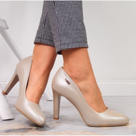 Pumps auf der Postperle Nude Sergio Leone beige 1