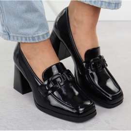 Lackierte Frauenschuhe auf dem schwarzen Potocki SZ12553 Post 1