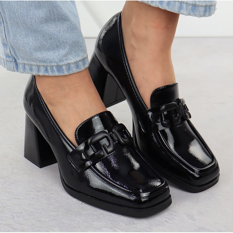 Lackierte Frauenschuhe auf dem schwarzen Potocki SZ12553 Post 1