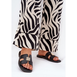 Flachklappen mit Ausschnitten und schwarze Dekoration 2