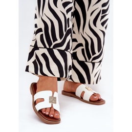 Flat -Flip -Flops mit Ausschnitten und einer weißen Dekoration 2