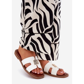 Flat -Flip -Flops mit Ausschnitten und einer weißen Dekoration 1