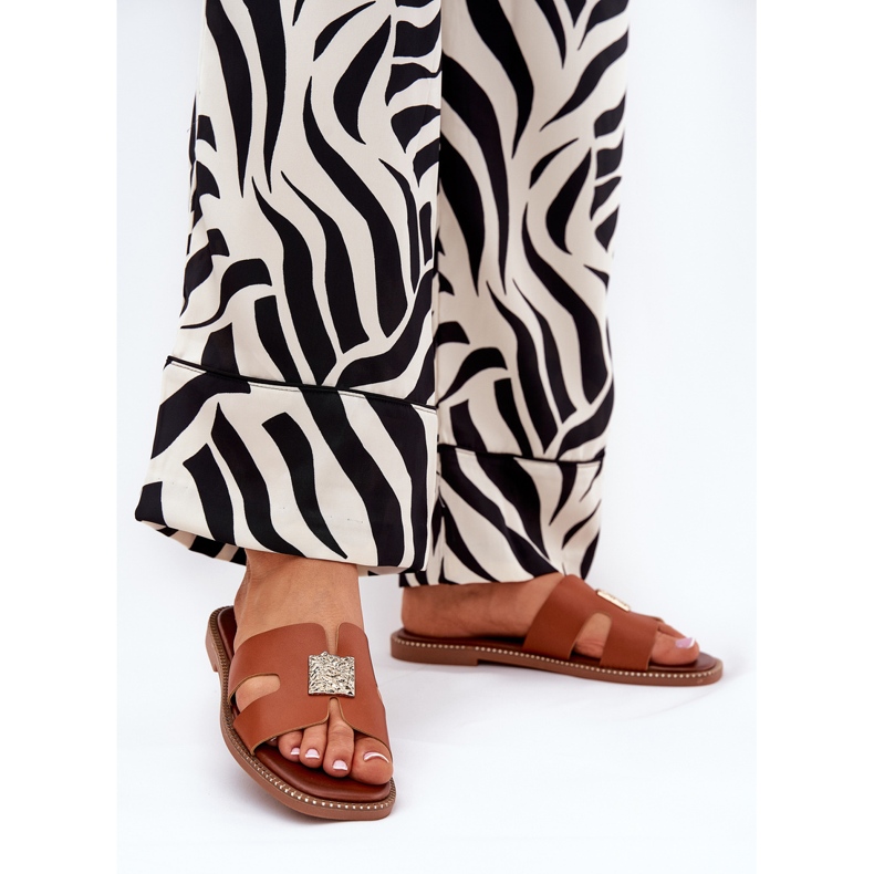 Flachklappen mit Ausschnitten und Kameldekoration braun 2