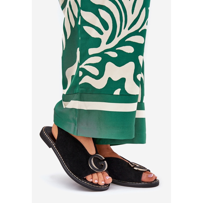 Flache Sandalen mit schwarzer Dekoration 1