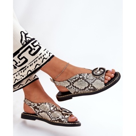 Flache Sandalen mit einer Schlangendekoration beige-braune Muster 6
