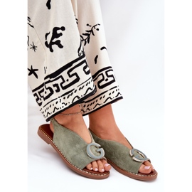 Flache Sandalen mit einer grünen Verzierung 6