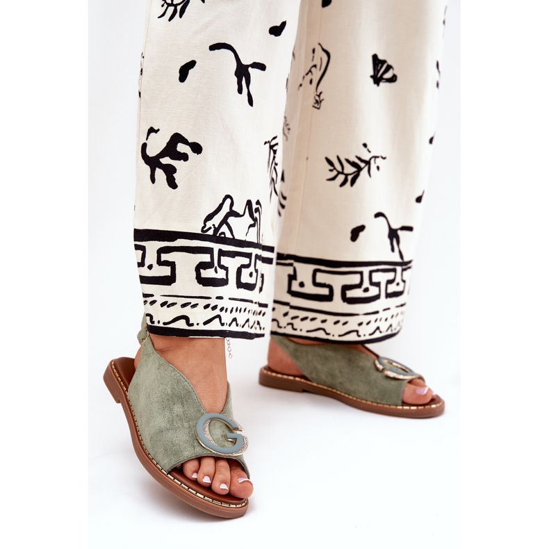 Flache Sandalen mit einer grünen Verzierung 2