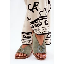 Flache Sandalen mit einer grünen Verzierung 5