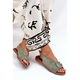 Flache Sandalen mit einer grünen Verzierung 7