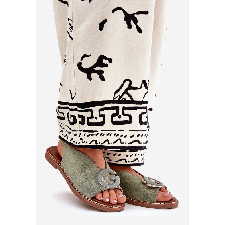 Flache Sandalen mit einer grünen Verzierung 1
