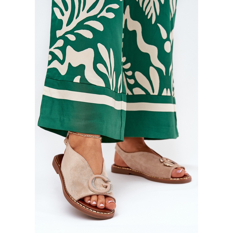 Flache Frauensandalen mit beige Dekoration 2