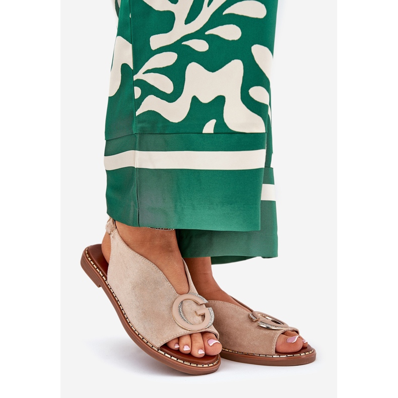 Flache Frauensandalen mit beige Dekoration 1