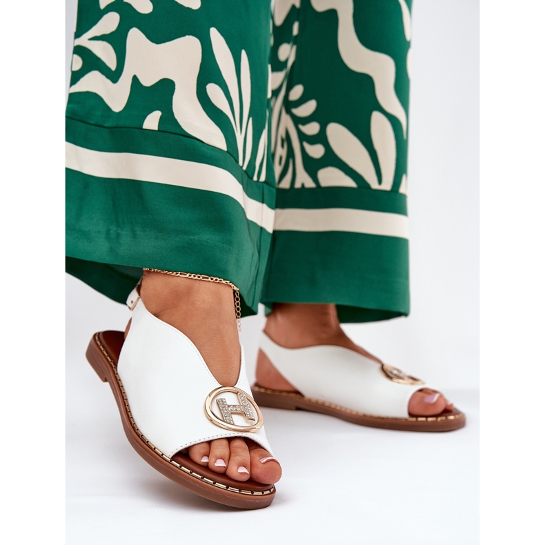 Flache elegante Sandalen mit einer weißen Dekoration 2