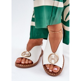 Flache elegante Sandalen mit einer weißen Dekoration 3