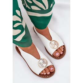 Flache elegante Sandalen mit einer weißen Dekoration 5