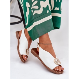 Flache elegante Sandalen mit einer weißen Dekoration 7