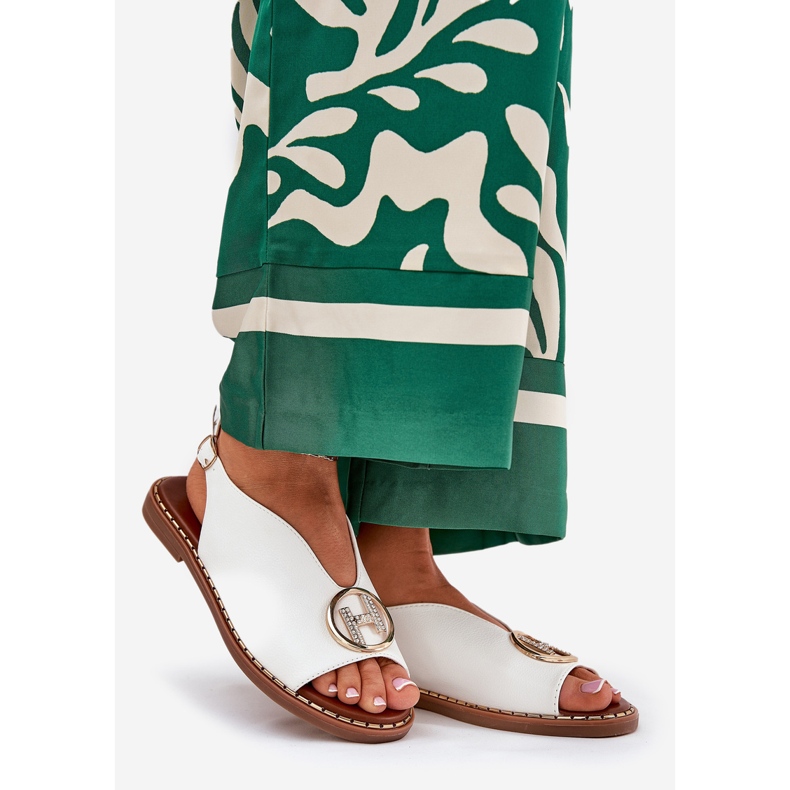 Flache elegante Sandalen mit einer weißen Dekoration 1