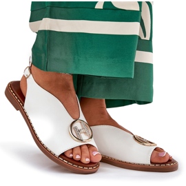 Flache elegante Sandalen mit einer weißen Dekoration 8