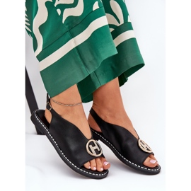Flache elegante Sandalen mit einer schwarzen Dekoration 5