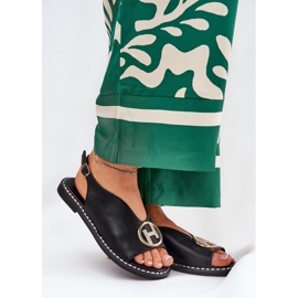 Flache elegante Sandalen mit einer schwarzen Dekoration 2