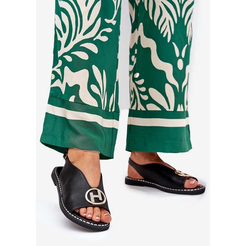 Flache elegante Sandalen mit einer schwarzen Dekoration 1