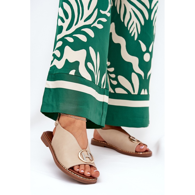 Flache elegante Sandalen mit beige Dekoration 2