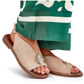 Flache elegante Sandalen mit beige Dekoration 9