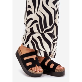 Hausschuhe auf einer massiven Plattform schwarz 1