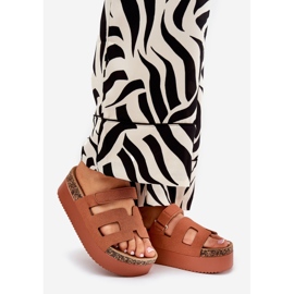 Hausschuhe auf der massiven Kamelplattform braun 1