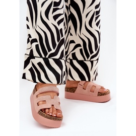 Hausschuhe auf einer massiven Plattform rosa 2