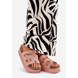 Hausschuhe auf einer massiven Plattform rosa 1