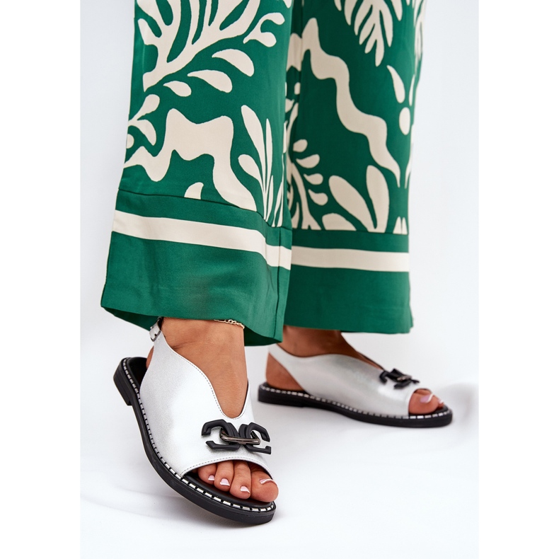 Flach -gekräuselte Sandalen mit einem Öko -Ornament Silberleder 2