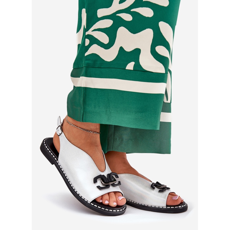 Flach -gekräuselte Sandalen mit einem Öko -Ornament Silberleder silber- 1