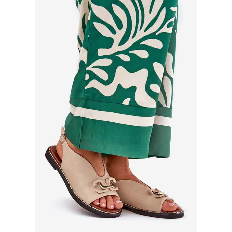 Flach -gekräuselte Sandalen mit einem Ornament aus Öko -Leder beige 1