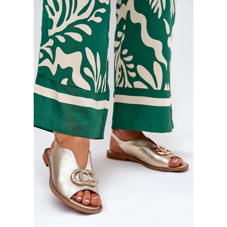 Flach -geköpfte Ledersandalen mit der Dekoration von Laura Messi 2865 Zlotys golden 2