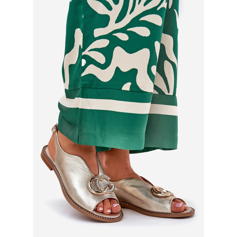 Flach -geköpfte Ledersandalen mit der Dekoration von Laura Messi 2865 Zlotys golden 1