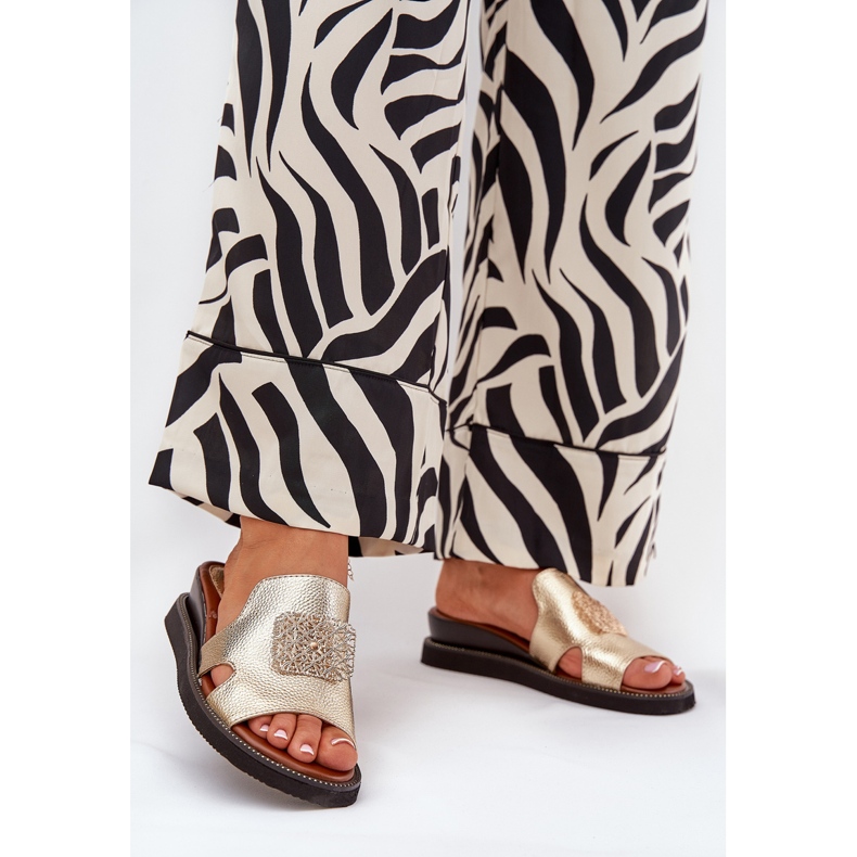 Jezzi Frauenflip -Flops auf Anchoic Lederkeil mit goldener Dekoration 2