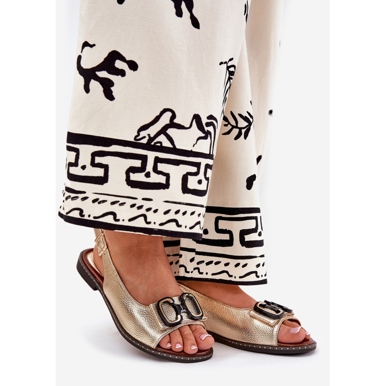 Jezzi Flache Sandalen mit einer Öko -Lederdekoration golden 1