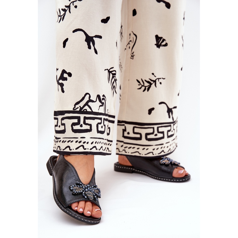 Jezzi Glänzende Frauensandalen mit einer Verzierung aus flachem Schwarz 2