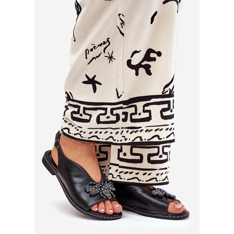 Jezzi Glänzende Frauensandalen mit einer Verzierung aus flachem Schwarz 1