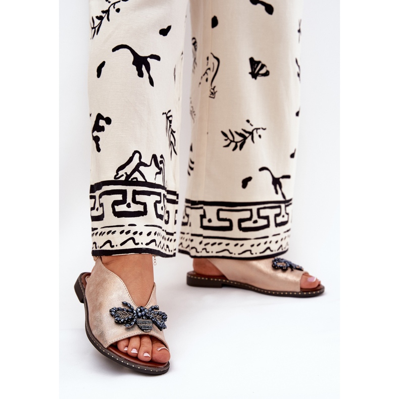 Jezzi Glänzende Frauensandalen mit Dekoration flach rosa Gold 2